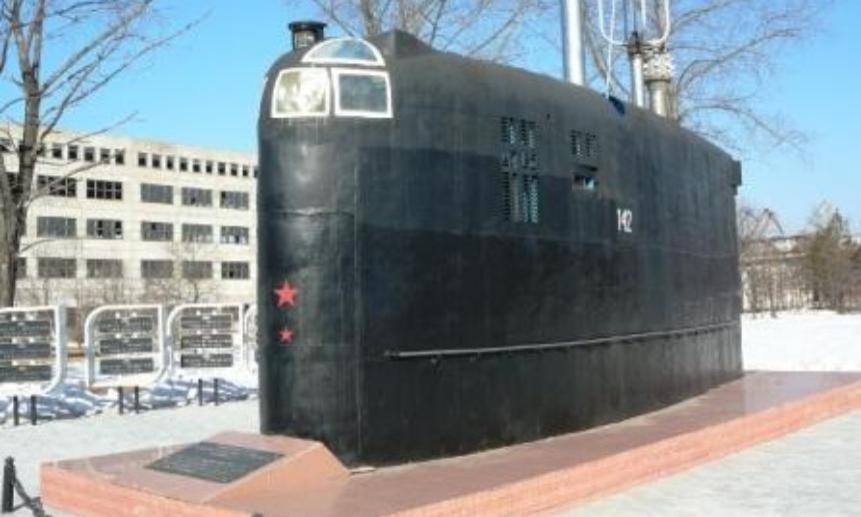 Пл пр т. К-19 атомная подводная лодка. Подводная лодка к 19 Хиросима. Атомная подлодка к 19. Большой камень подлодка памятник.