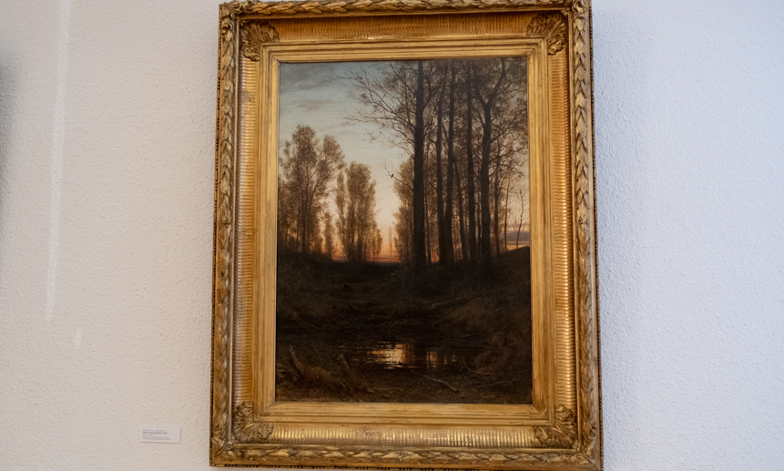 Обычно картина «Закат в лесу (Сумерки)» висит в усадебном доме Екатерины Плотниковой.
